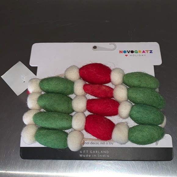 Novogratz Other - NWT 6ft Felted Holiday Garland
